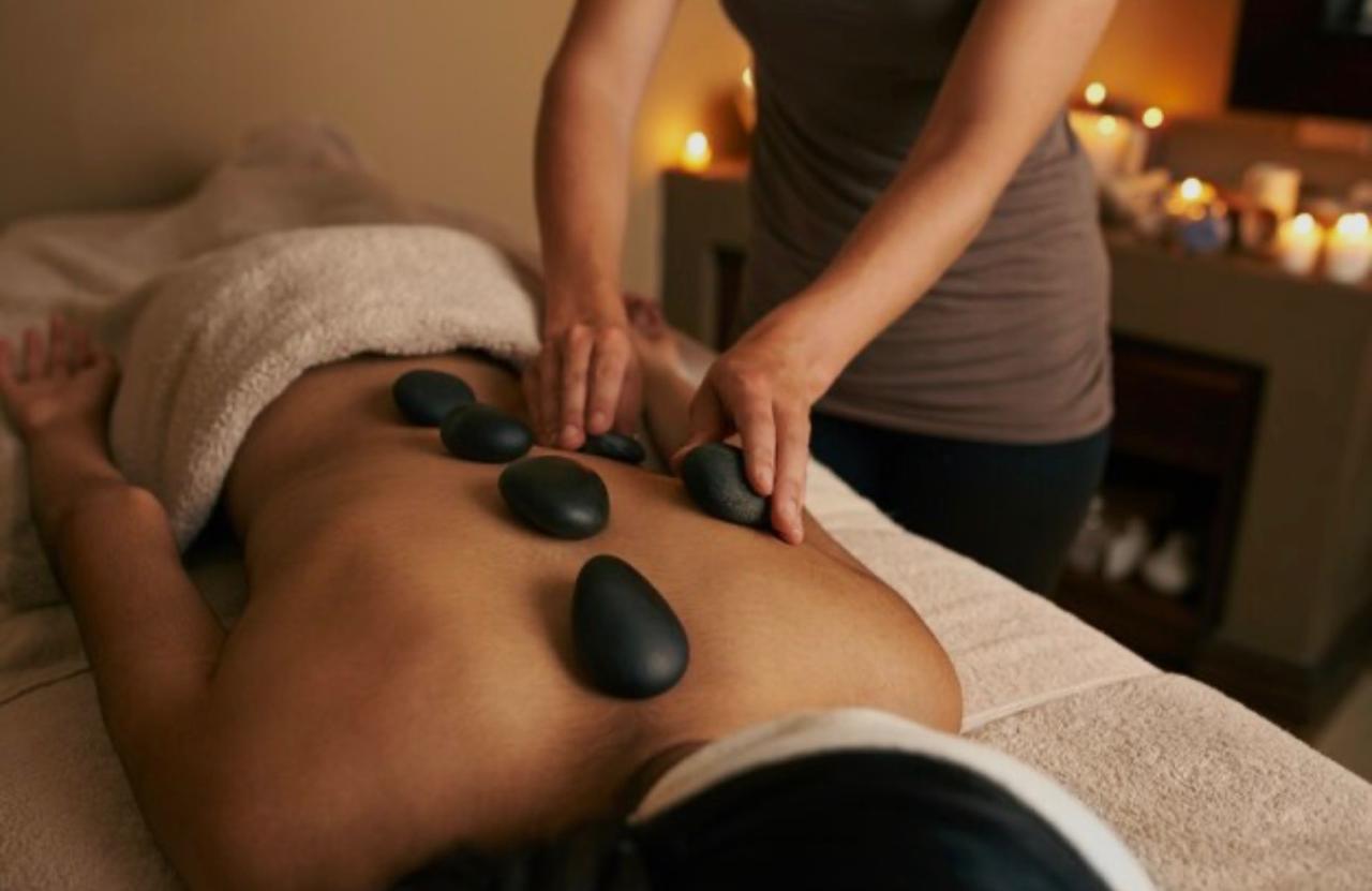 Massagem Relaxante com Pedras Quentes